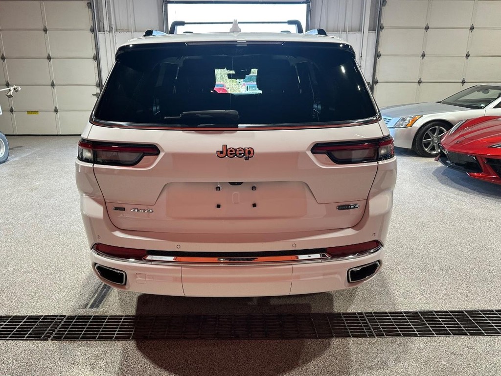 Jeep Grand Cherokee L Vehicle Full-screen Gallery Image 4