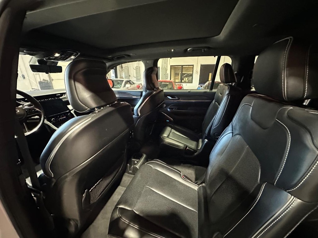 Jeep Grand Cherokee L Vehicle Full-screen Gallery Image 9