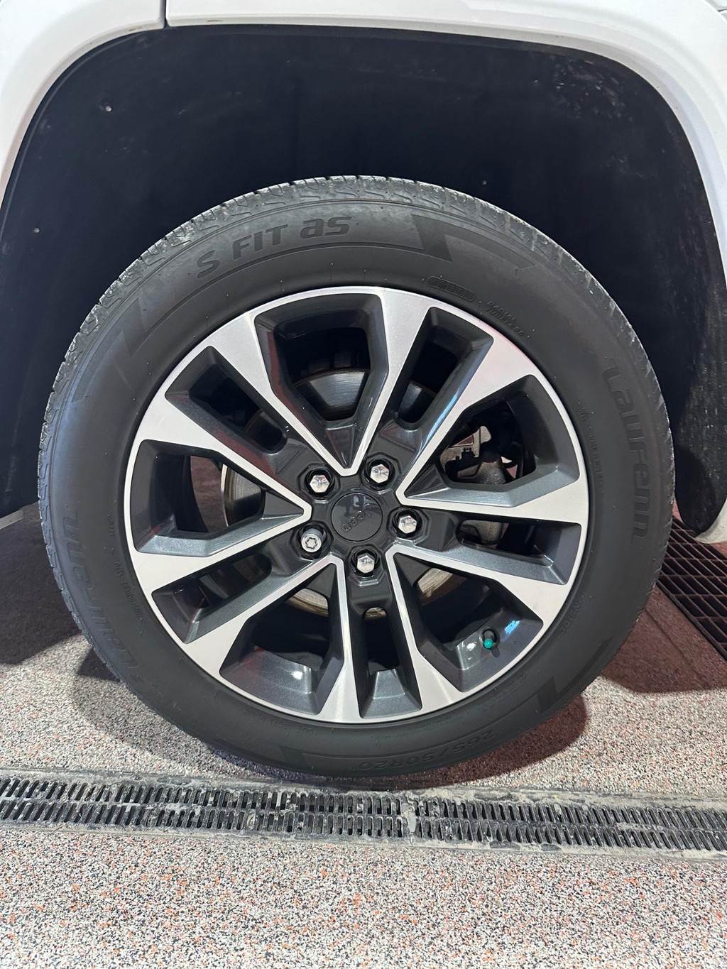 Jeep Grand Cherokee L Vehicle Full-screen Gallery Image 10