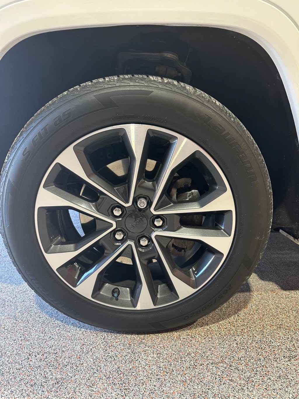 Jeep Grand Cherokee L Vehicle Full-screen Gallery Image 11