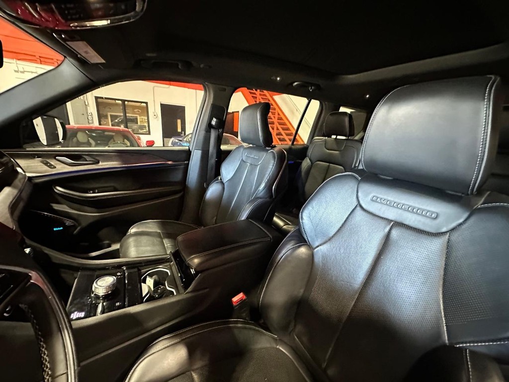 Jeep Grand Cherokee L Vehicle Full-screen Gallery Image 12