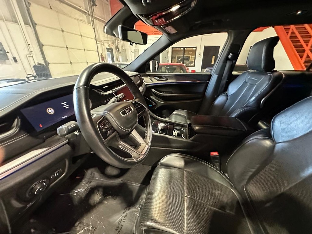 Jeep Grand Cherokee L Vehicle Full-screen Gallery Image 13