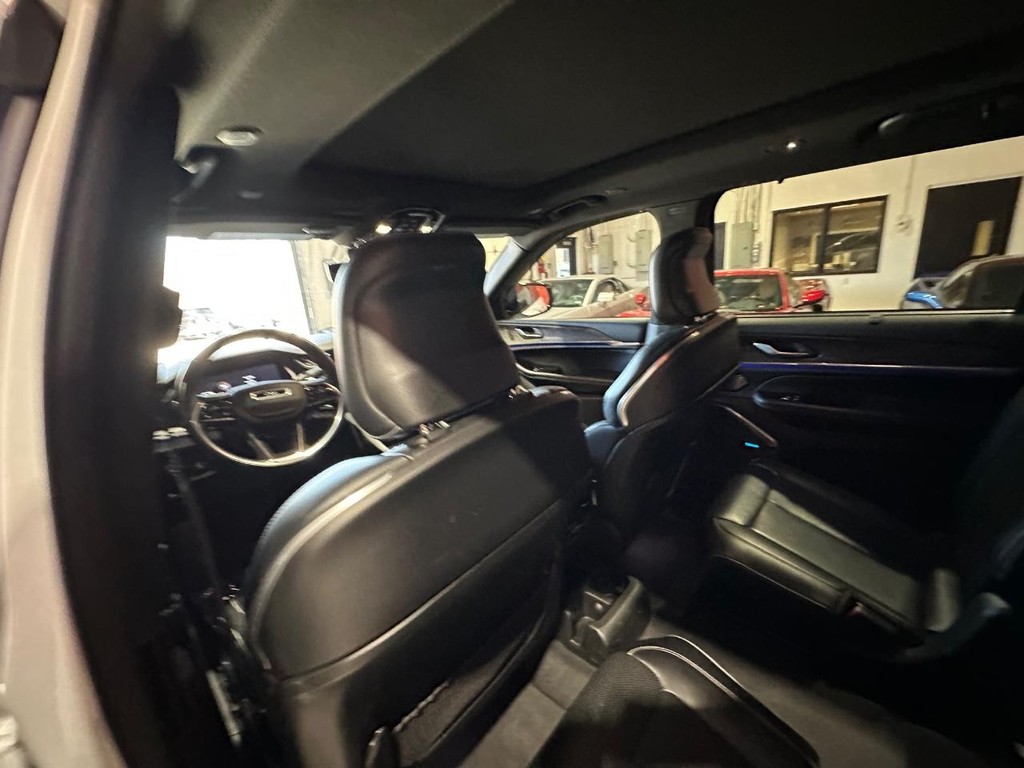 Jeep Grand Cherokee L Vehicle Full-screen Gallery Image 14