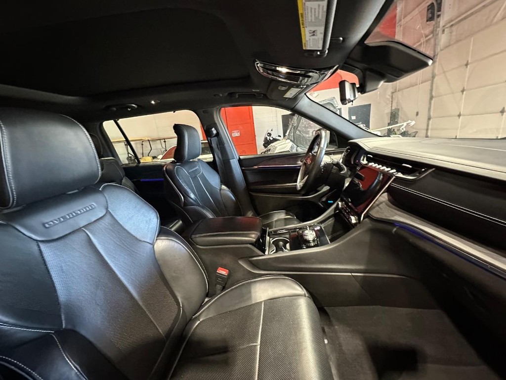 Jeep Grand Cherokee L Vehicle Full-screen Gallery Image 15