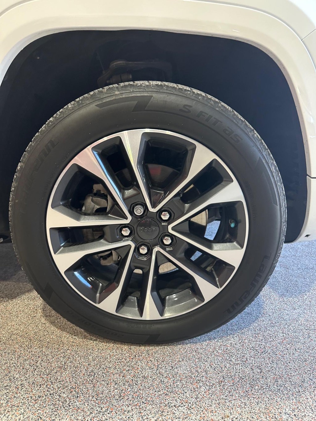 Jeep Grand Cherokee L Vehicle Full-screen Gallery Image 16