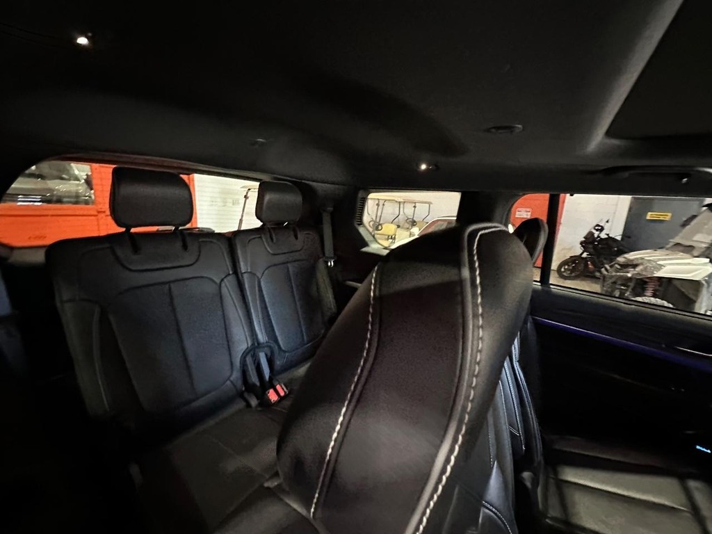 Jeep Grand Cherokee L Vehicle Full-screen Gallery Image 19