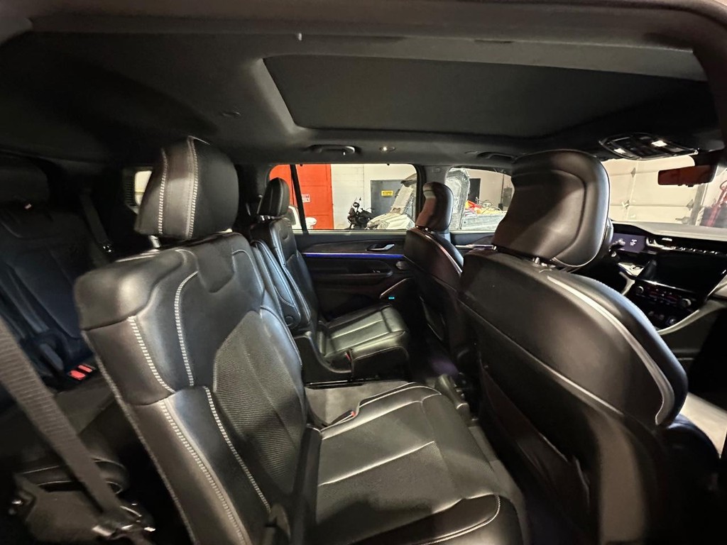 Jeep Grand Cherokee L Vehicle Full-screen Gallery Image 20