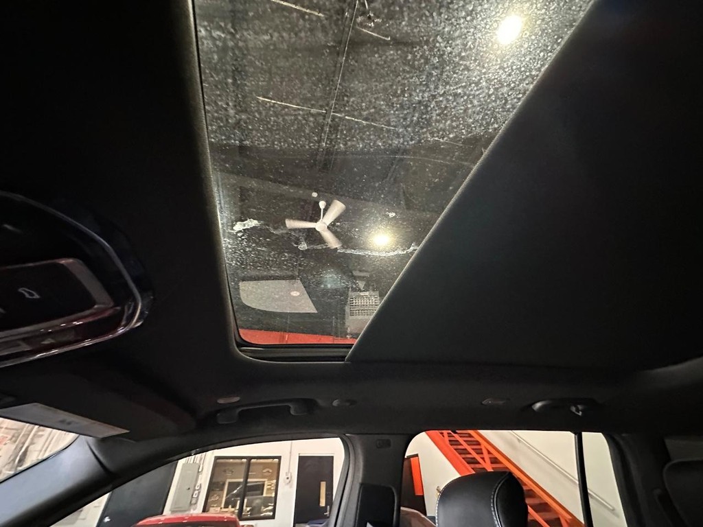 Jeep Grand Cherokee L Vehicle Full-screen Gallery Image 21