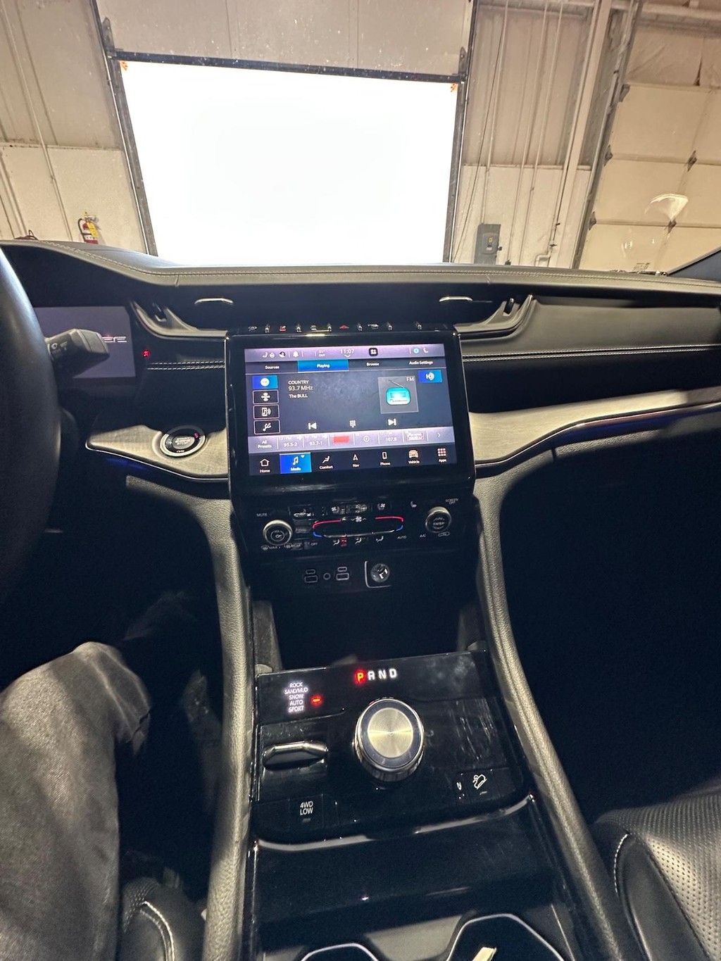 Jeep Grand Cherokee L Vehicle Full-screen Gallery Image 22