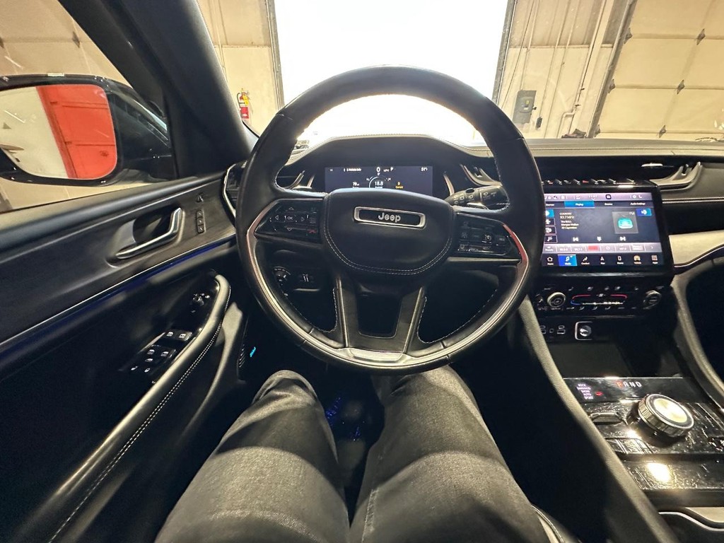 Jeep Grand Cherokee L Vehicle Full-screen Gallery Image 24