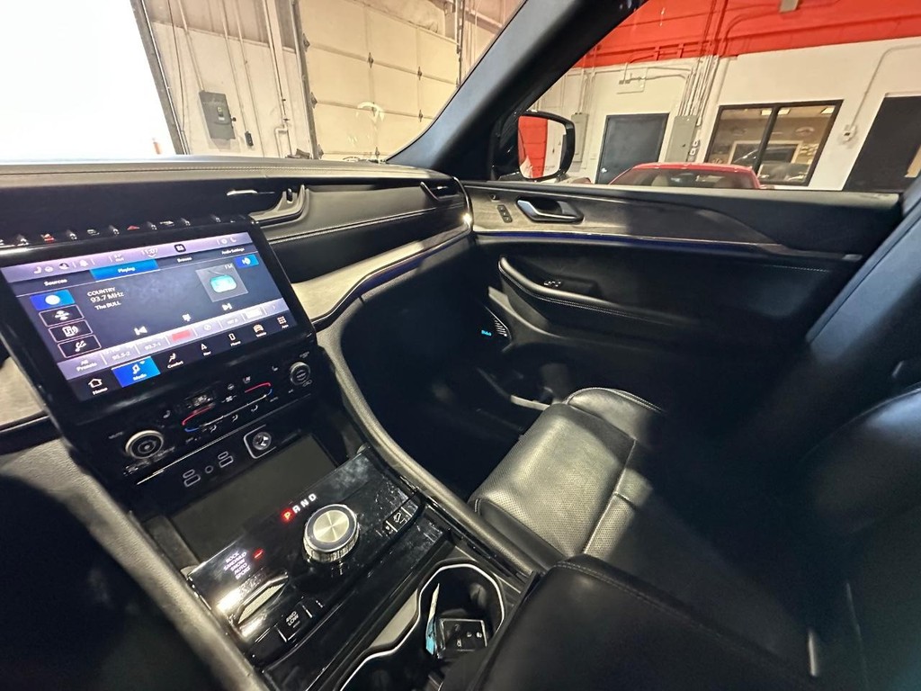 Jeep Grand Cherokee L Vehicle Full-screen Gallery Image 26