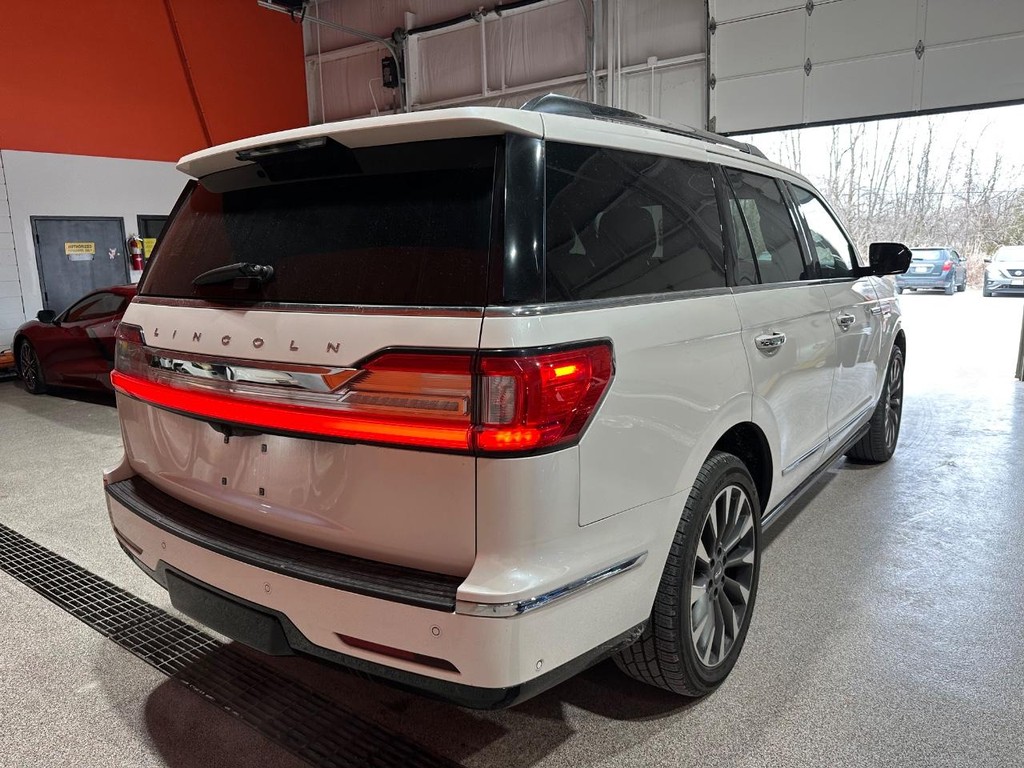 Lincoln Navigator Vehicle Full-screen Gallery Image 5