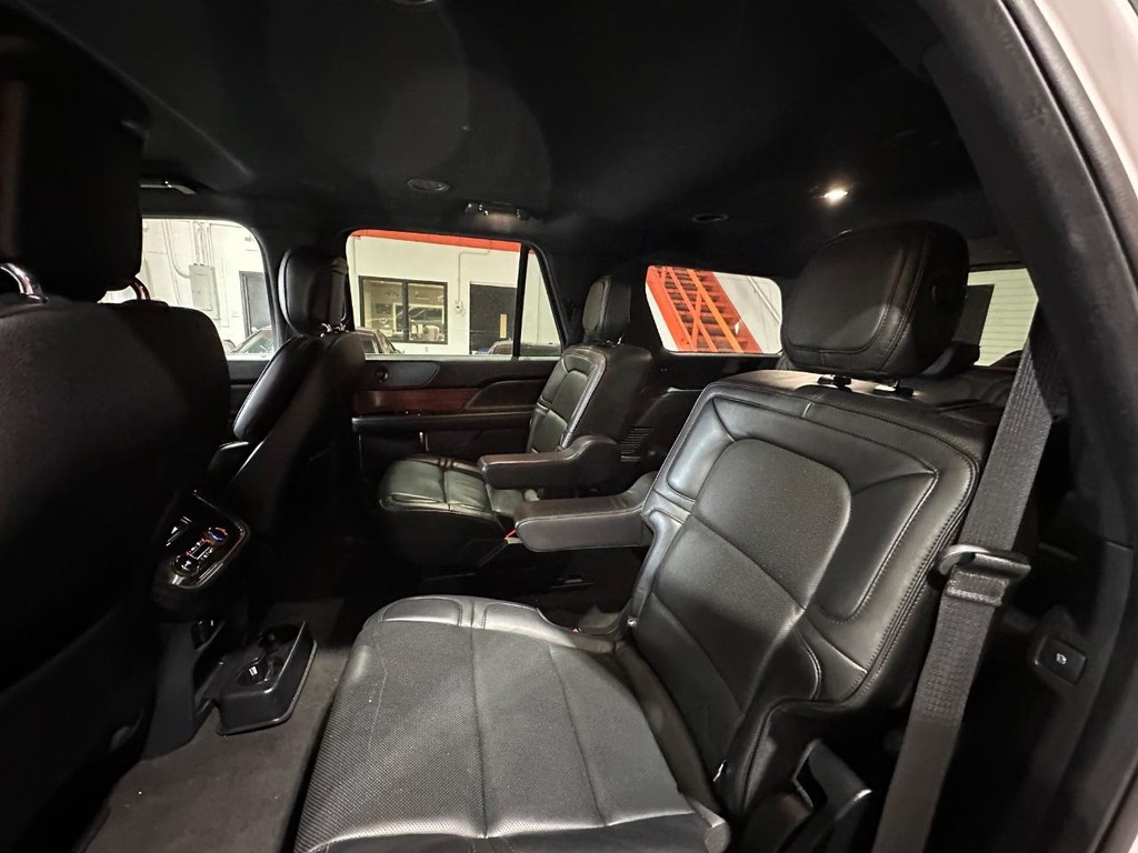 Lincoln Navigator Vehicle Full-screen Gallery Image 9
