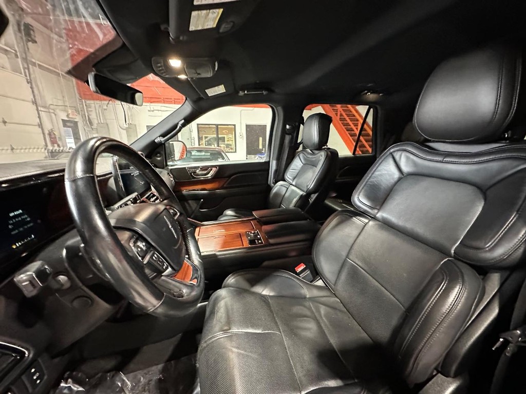 Lincoln Navigator Vehicle Full-screen Gallery Image 12