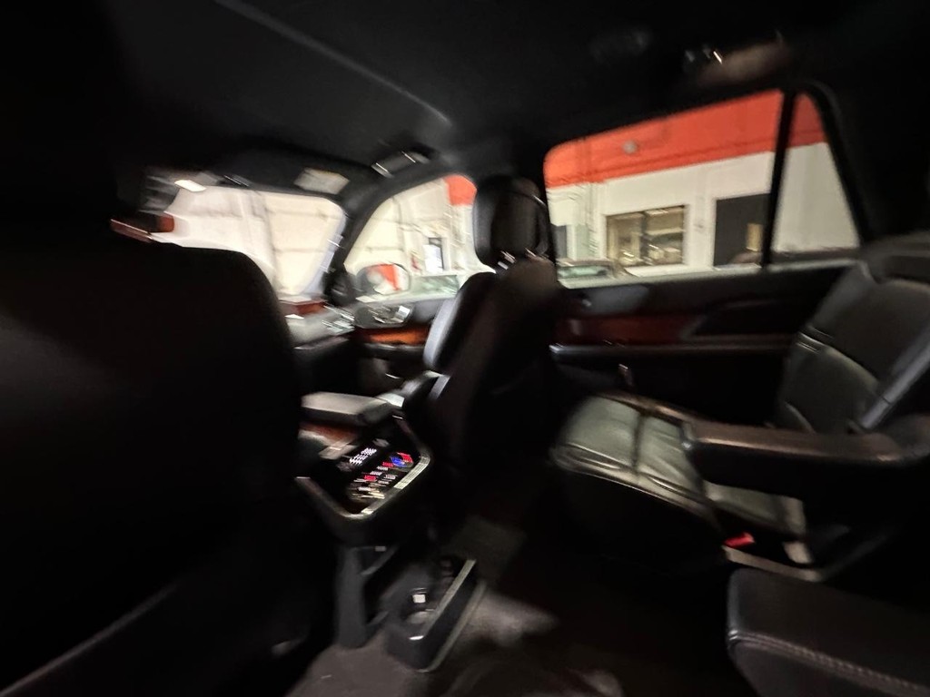 Lincoln Navigator Vehicle Full-screen Gallery Image 13