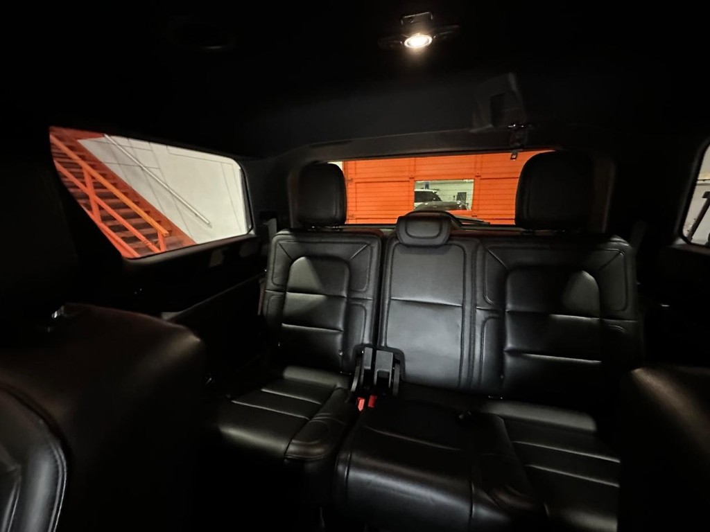 Lincoln Navigator Vehicle Full-screen Gallery Image 14