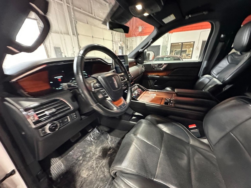 Lincoln Navigator Vehicle Full-screen Gallery Image 16