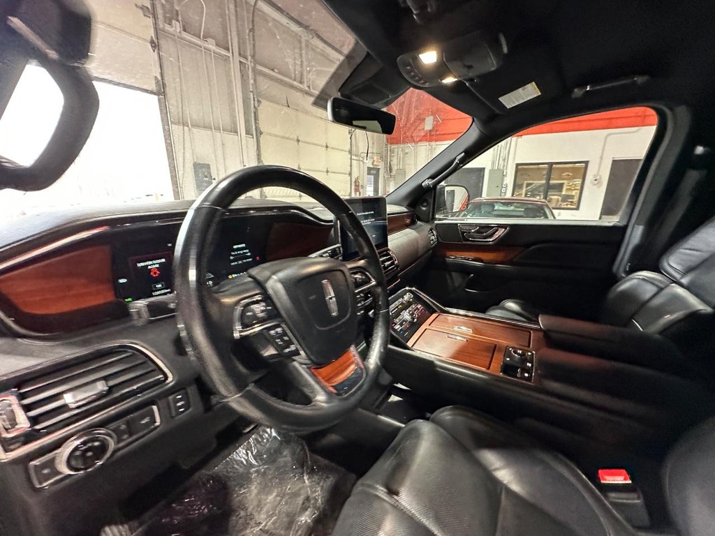 Lincoln Navigator Vehicle Full-screen Gallery Image 17
