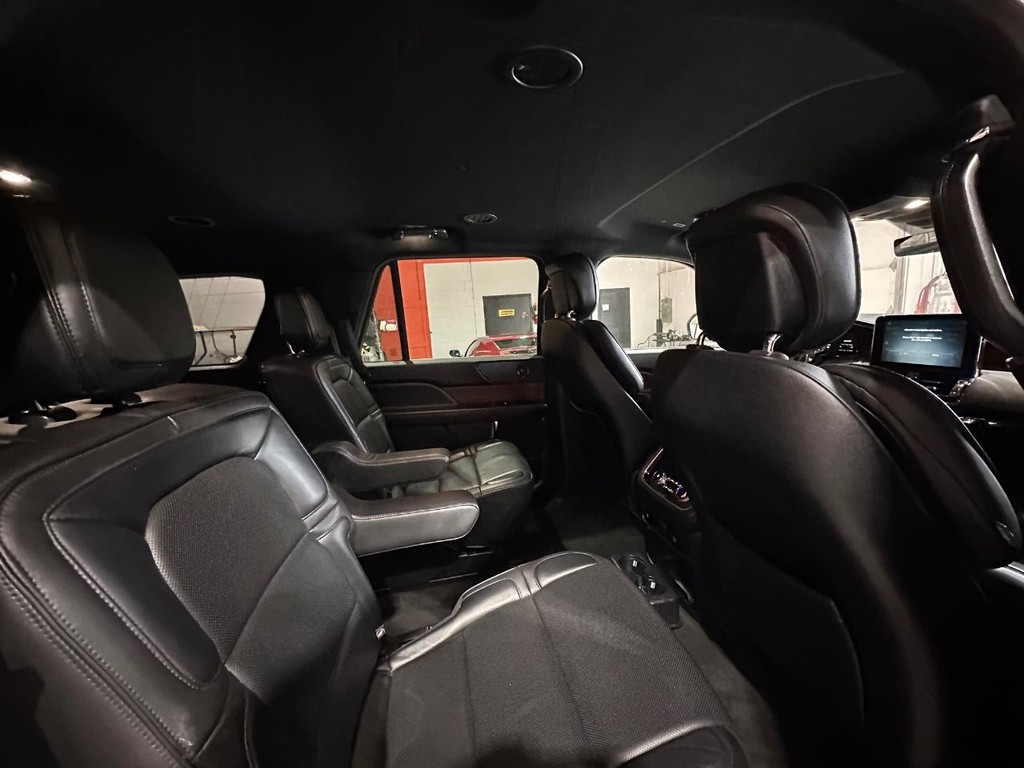 Lincoln Navigator Vehicle Full-screen Gallery Image 18