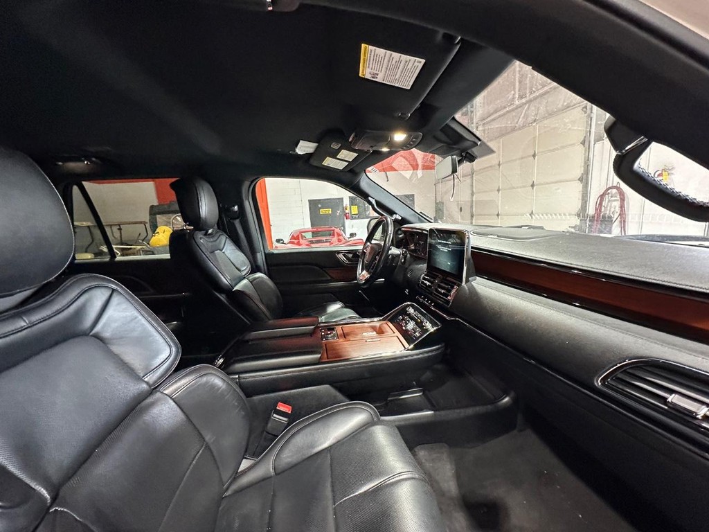 Lincoln Navigator Vehicle Full-screen Gallery Image 19