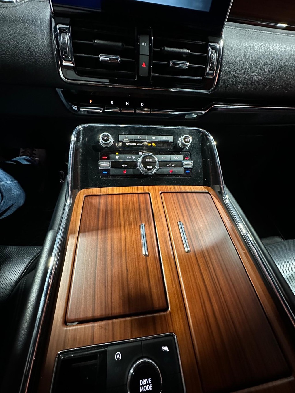 Lincoln Navigator Vehicle Full-screen Gallery Image 21