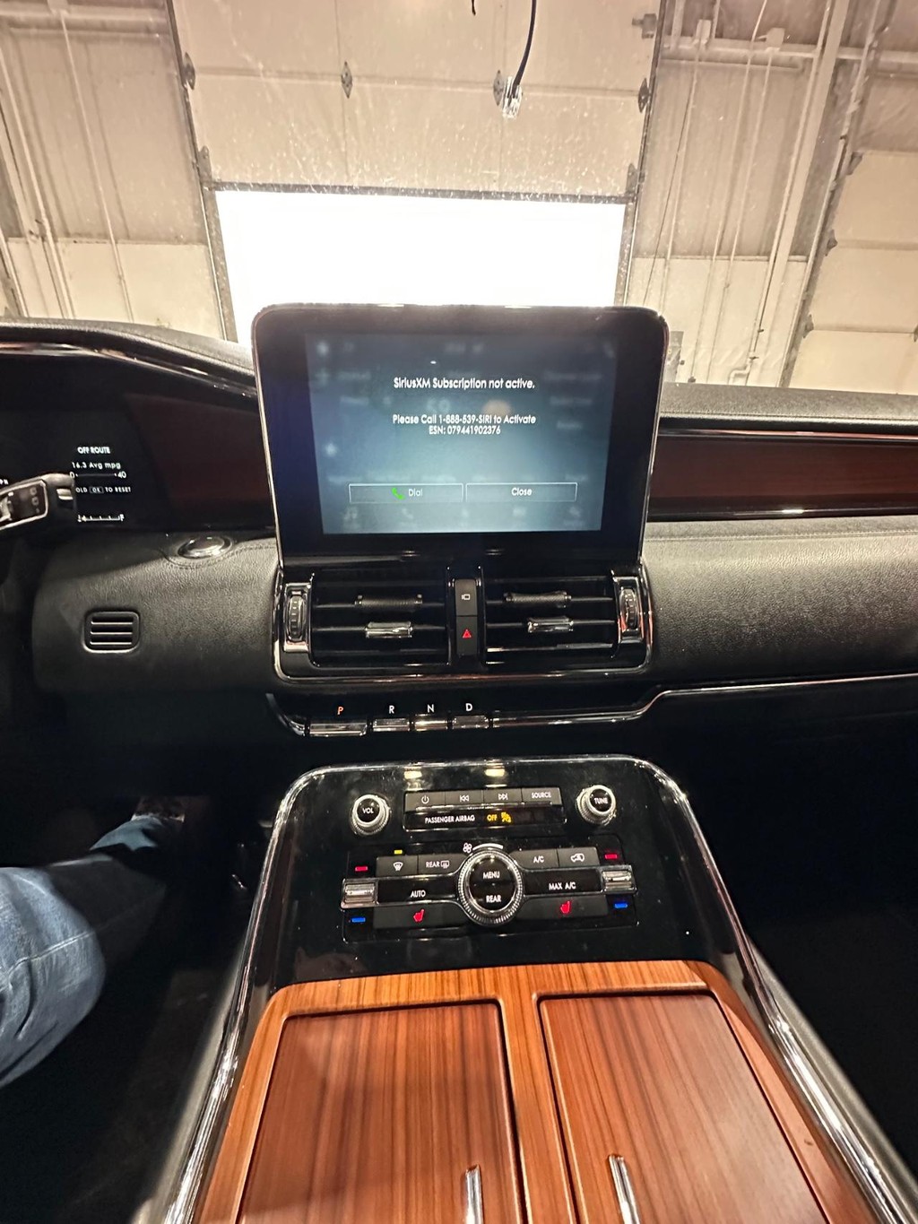 Lincoln Navigator Vehicle Full-screen Gallery Image 22