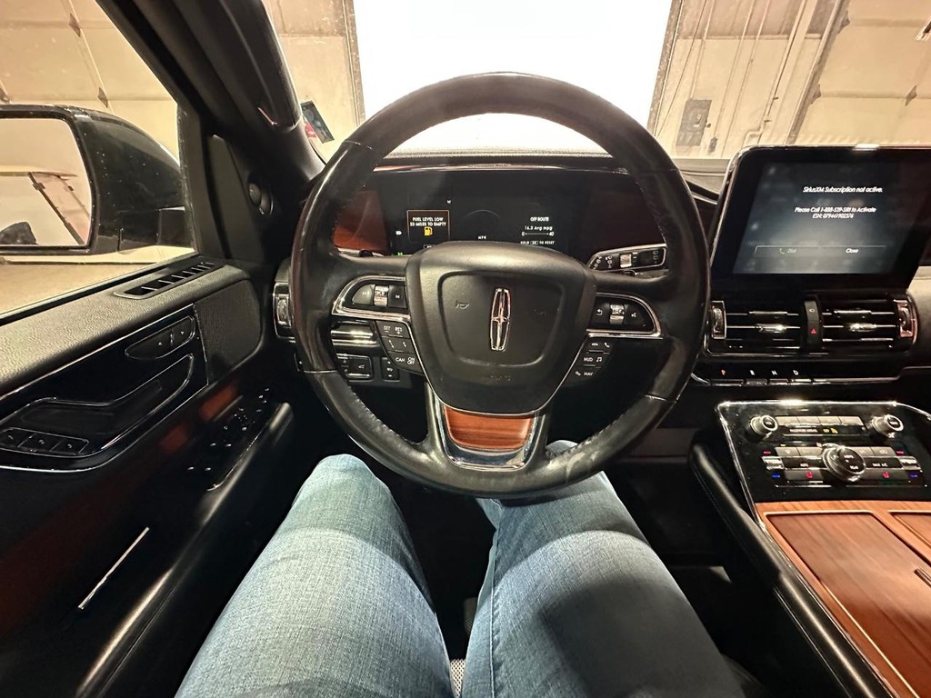 Lincoln Navigator Vehicle Full-screen Gallery Image 24