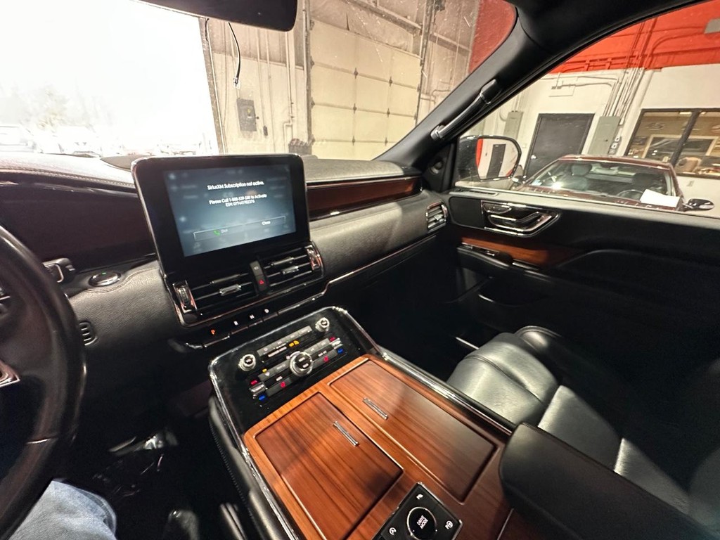 Lincoln Navigator Vehicle Full-screen Gallery Image 26