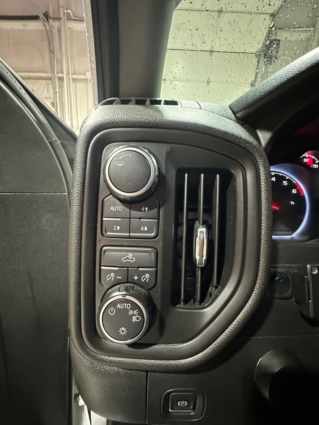 Chevrolet Silverado 1500 Vehicle Full-screen Gallery Image 19