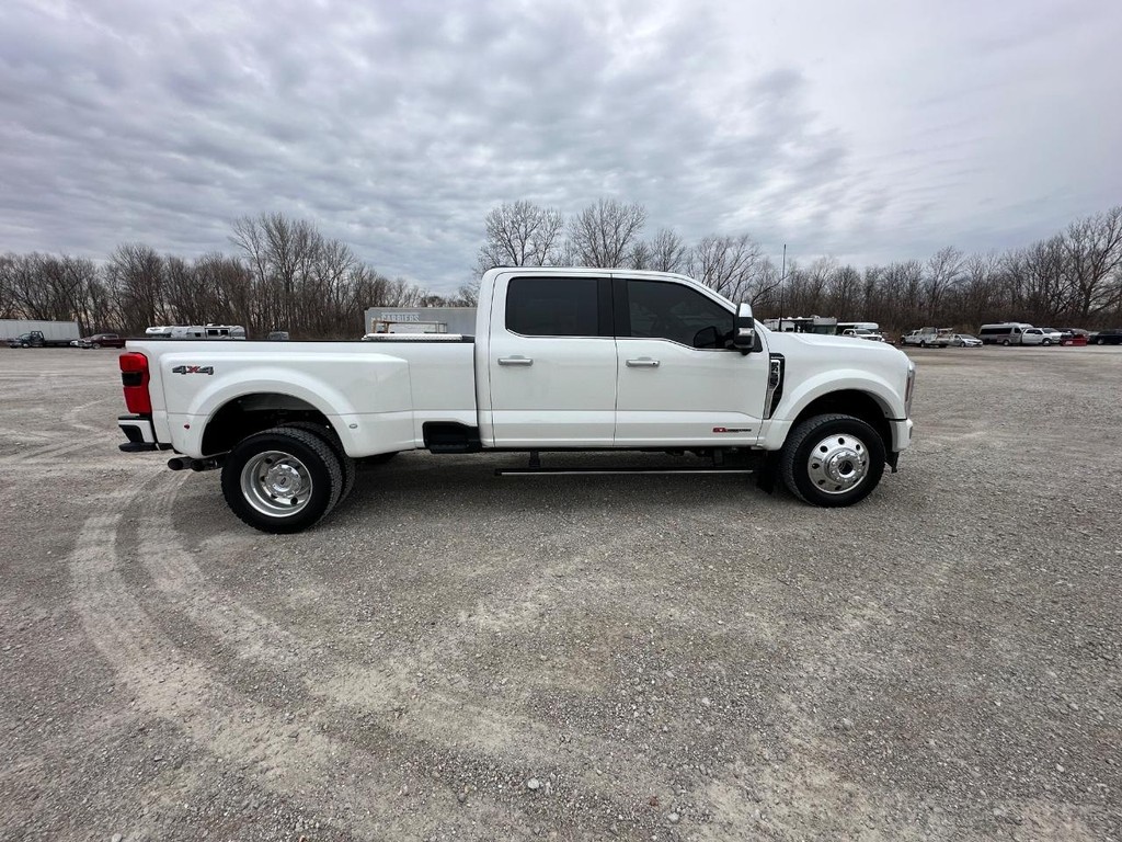 Ford Super Duty F-450 DRW Vehicle Full-screen Gallery Image 6