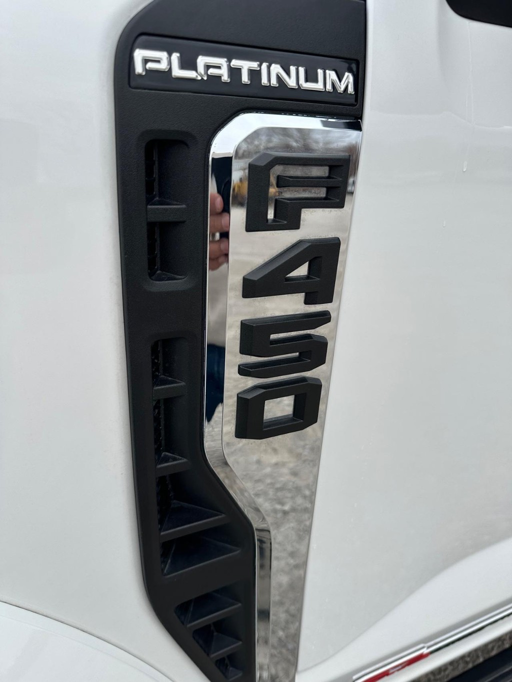 Ford Super Duty F-450 DRW Vehicle Full-screen Gallery Image 7