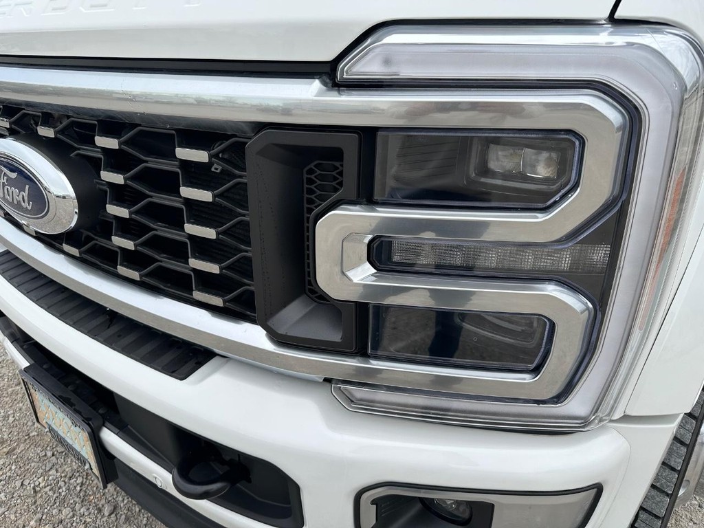 Ford Super Duty F-450 DRW Vehicle Full-screen Gallery Image 8