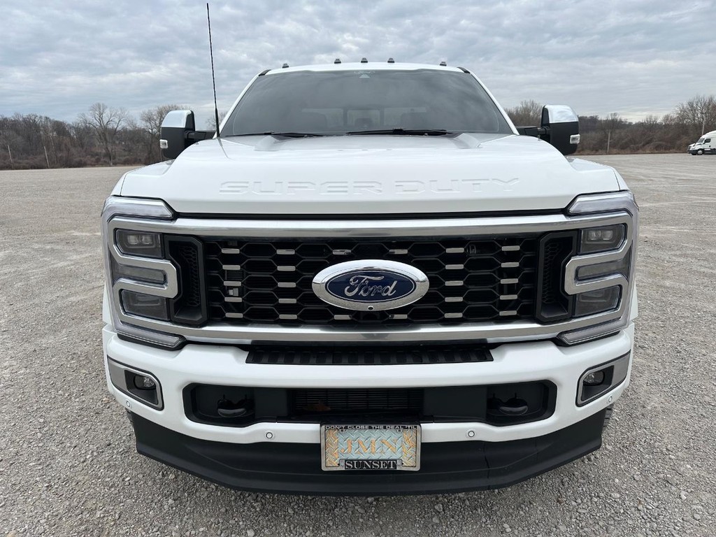 Ford Super Duty F-450 DRW Vehicle Full-screen Gallery Image 9