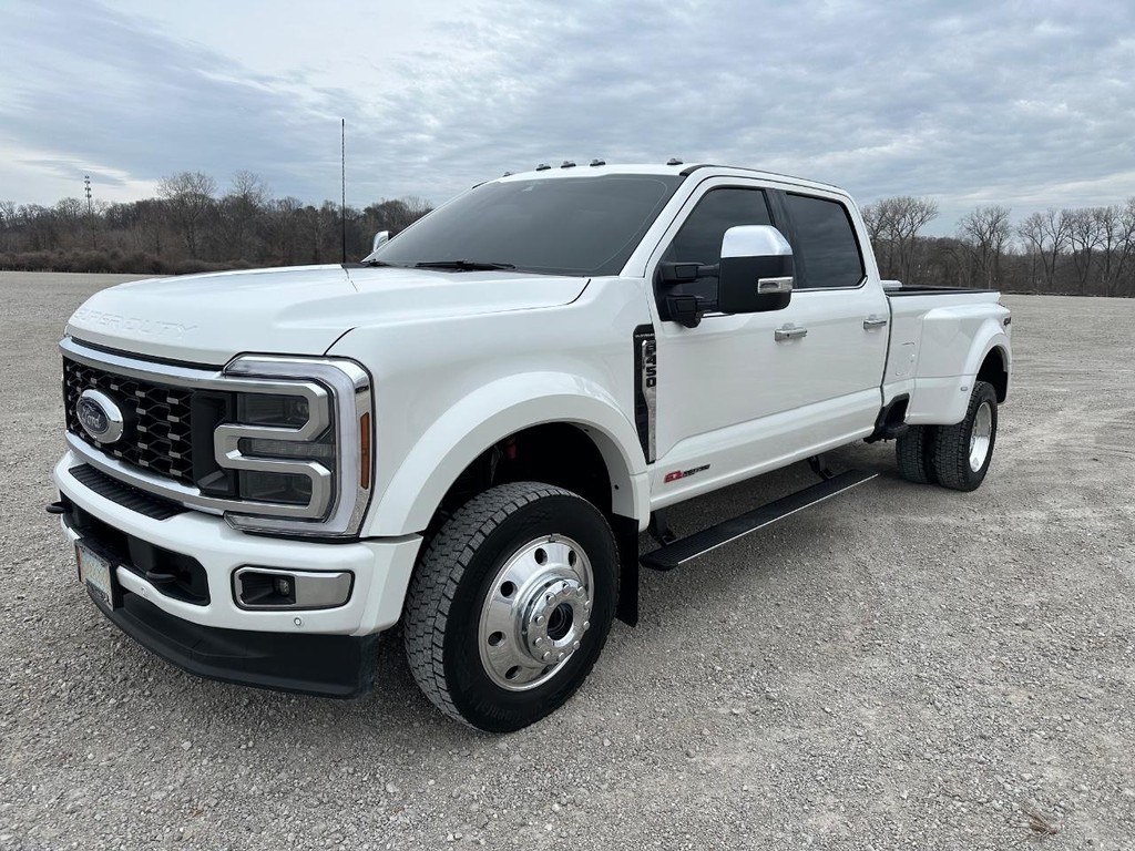 Ford Super Duty F-450 DRW Vehicle Full-screen Gallery Image 10