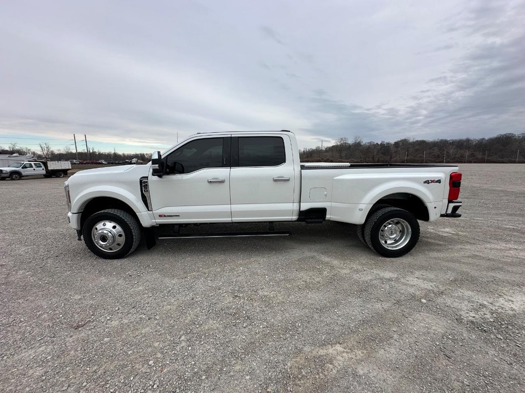 Ford Super Duty F-450 DRW Vehicle Full-screen Gallery Image 11