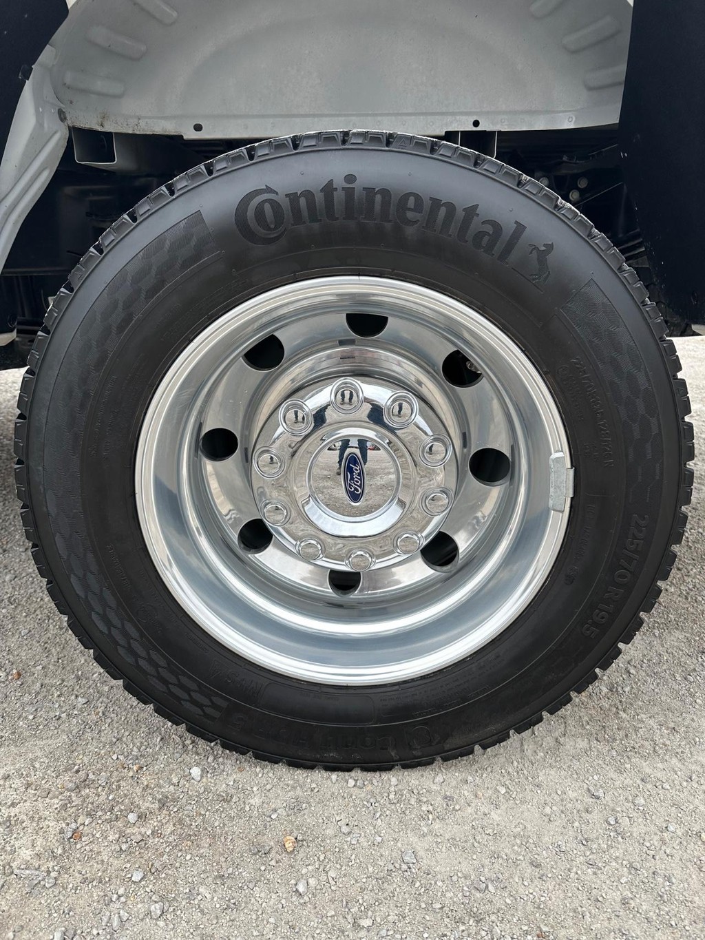 Ford Super Duty F-450 DRW Vehicle Full-screen Gallery Image 13