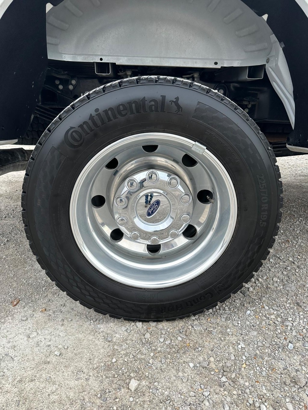 Ford Super Duty F-450 DRW Vehicle Full-screen Gallery Image 17