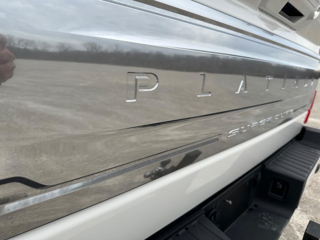 Ford Super Duty F-450 DRW Vehicle Full-screen Gallery Image 18