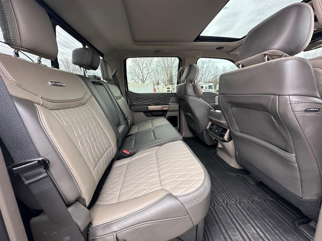 Ford Super Duty F-450 DRW Vehicle Full-screen Gallery Image 22