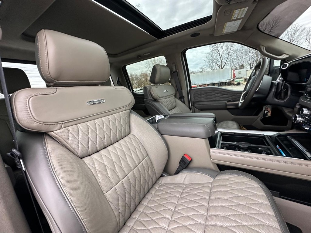 Ford Super Duty F-450 DRW Vehicle Full-screen Gallery Image 23