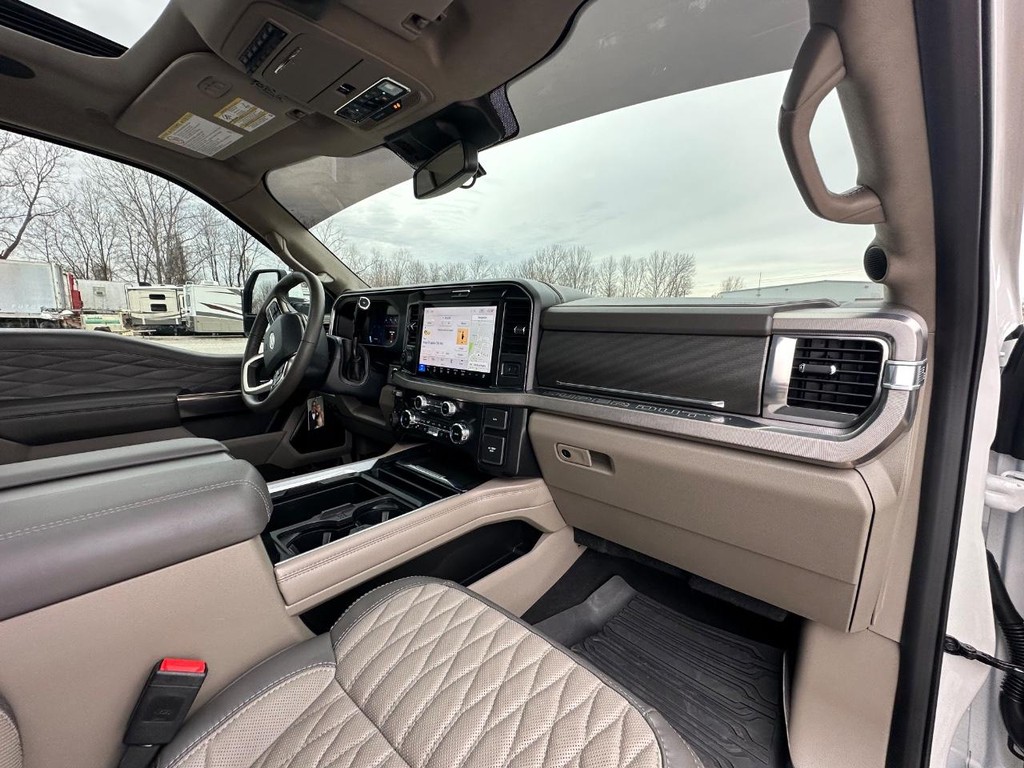 Ford Super Duty F-450 DRW Vehicle Full-screen Gallery Image 24