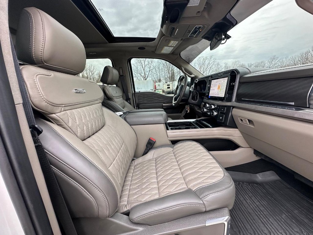 Ford Super Duty F-450 DRW Vehicle Full-screen Gallery Image 25