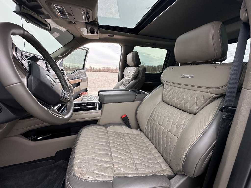 Ford Super Duty F-450 DRW Vehicle Full-screen Gallery Image 27