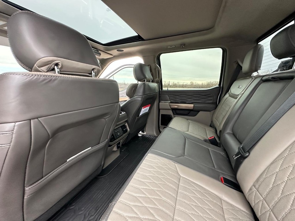 Ford Super Duty F-450 DRW Vehicle Full-screen Gallery Image 28