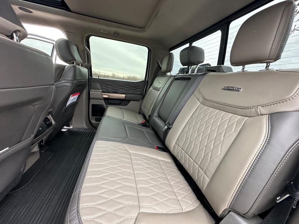 Ford Super Duty F-450 DRW Vehicle Full-screen Gallery Image 29