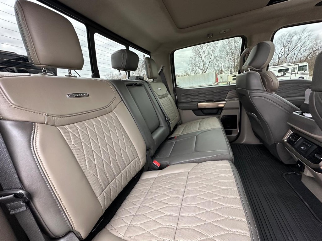 Ford Super Duty F-450 DRW Vehicle Full-screen Gallery Image 30