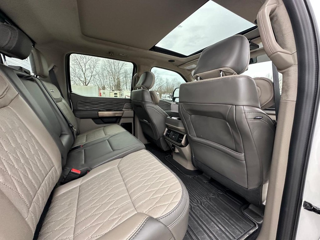 Ford Super Duty F-450 DRW Vehicle Full-screen Gallery Image 31