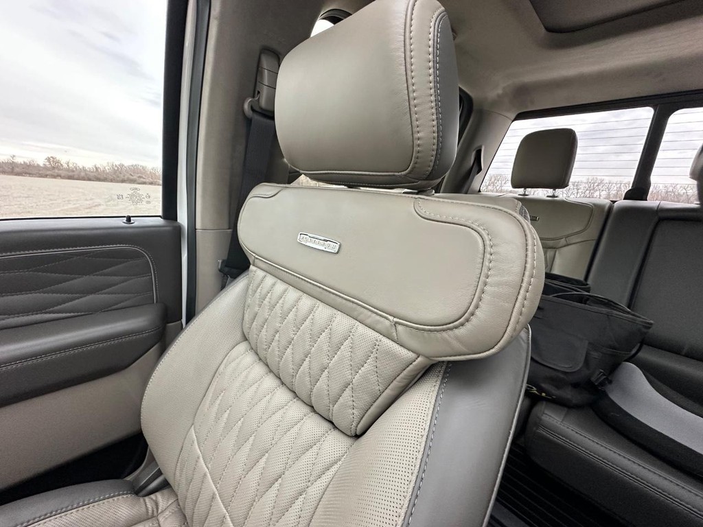 Ford Super Duty F-450 DRW Vehicle Full-screen Gallery Image 32