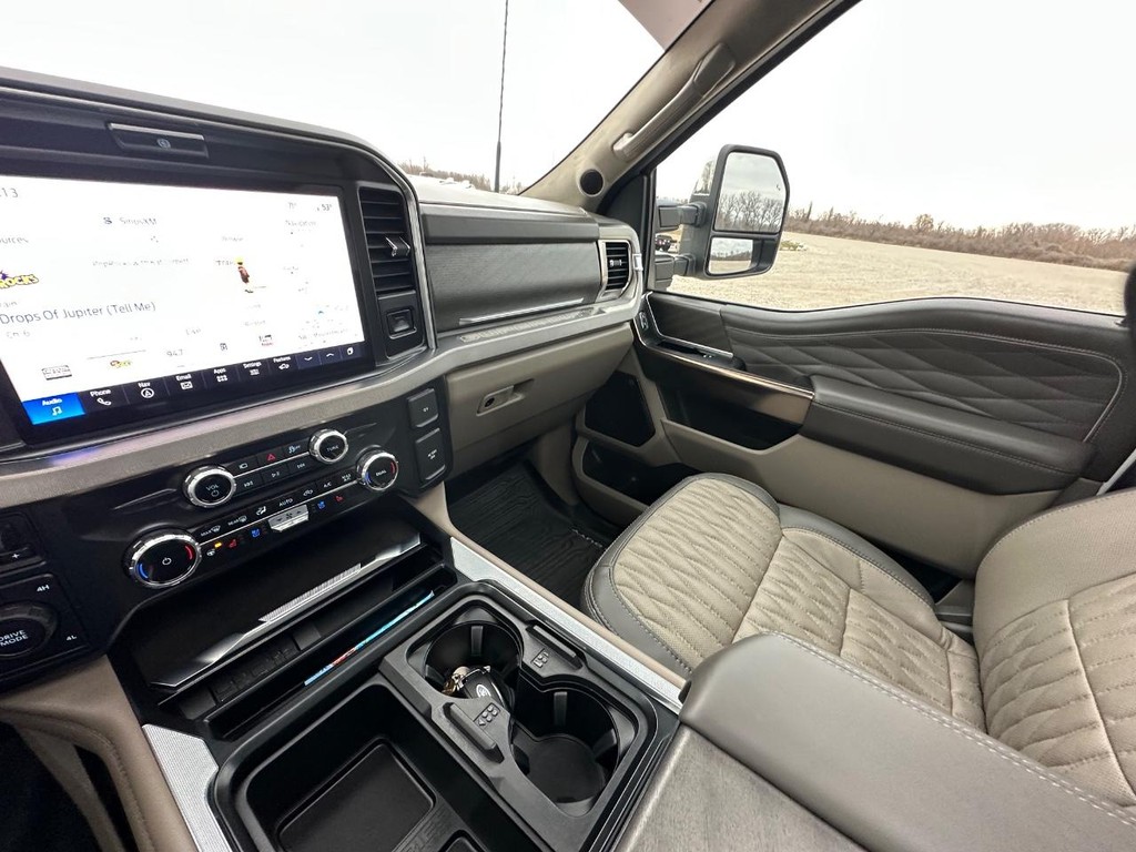 Ford Super Duty F-450 DRW Vehicle Full-screen Gallery Image 33