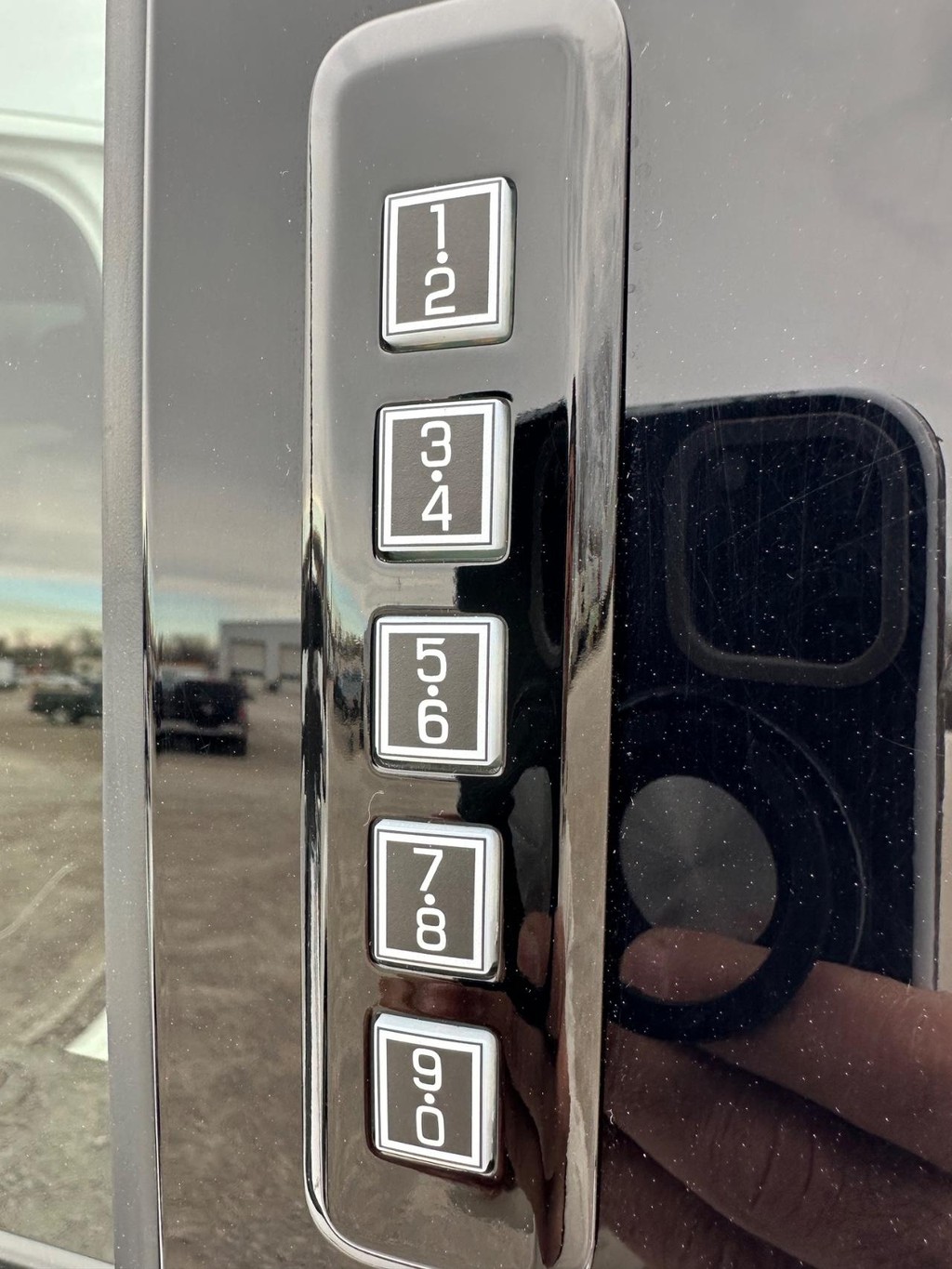 Ford Super Duty F-450 DRW Vehicle Full-screen Gallery Image 35